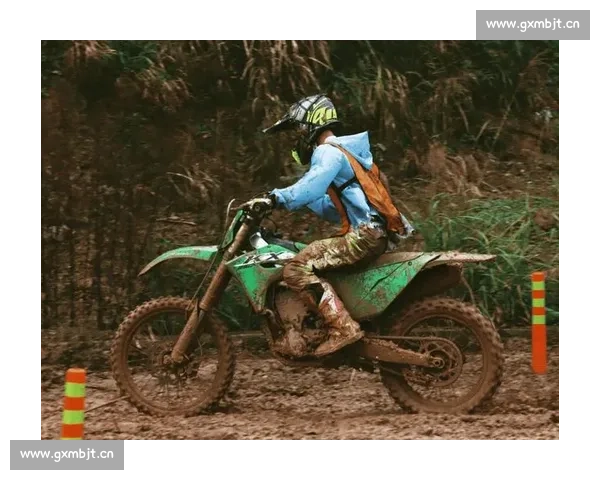 激烈赛场中高速摩托飞驰展现速度与激情的震撼精彩夺目瞬间秀